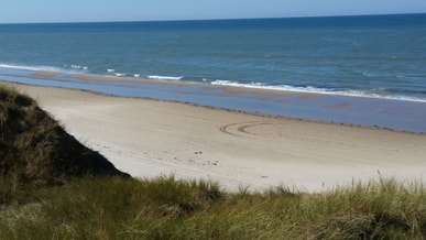 Schöne Zeit am feinen Sandstrand