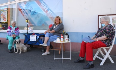 Ein Café im blauen Bollerwagen