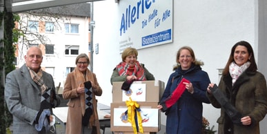 Lions spenden 900 Paar Socken für die Tafel