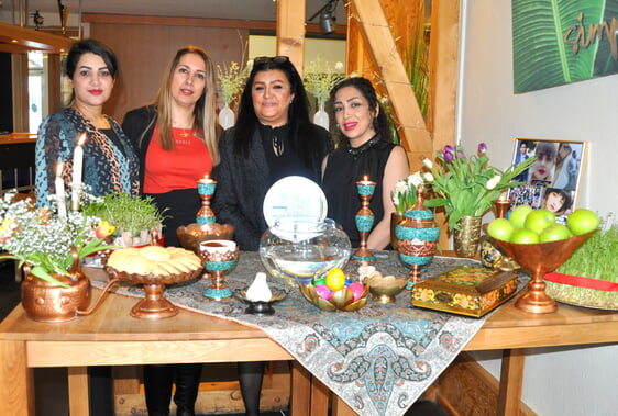 Iranische Frauen hatten während der Aktion im Frauencafé den traditionellen "Haft Sin"-Tisch aufgebaut. Foto: Verena Knabe