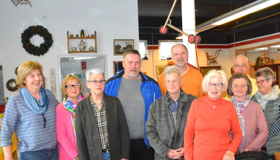 Vertreterinnen und Vertreter der Plettenberger und der Lüdenscheider Tafel trafen sich im Sozialzentrum „Allerlei – die Halle für alle“ zum Erfahrungsaustausch. Foto: Wolfgang Teipel