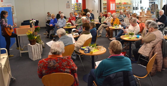 Zusammen mit Anneke Westerhoff wurde auch kräftig gesungen. Foto: Wolfgang Teipel