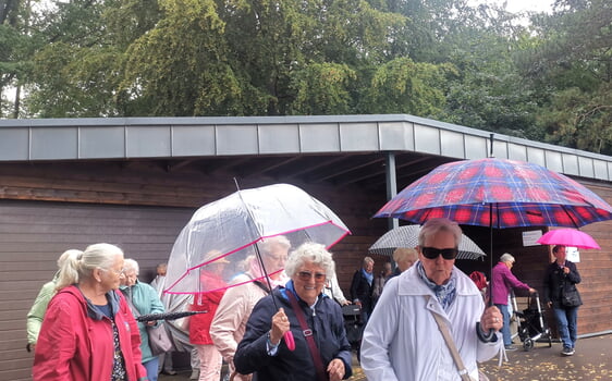 Ein kurzer Spaziergang aber nur mit Regenschirm. Foto: Diakonisches Werk