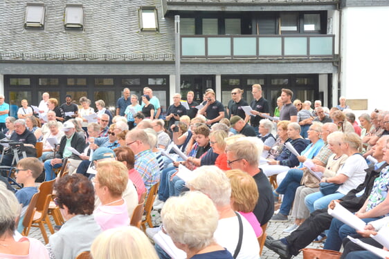 Geschätzte 130 Besucherinnen und Besucher nahmen am offenen Singen teil. Foto: Wolfgang Teipel