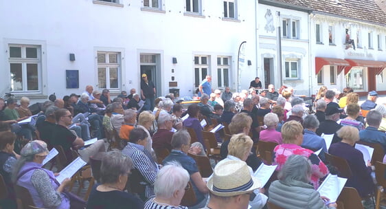 Rund 120 Besucherinnen und Besucher nahmen am offenen Singen des Projekts „LebensFreude Plettenberg“ teil. Foto: Tatjana Cordt