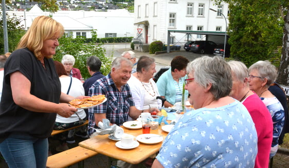 Anne Jahn verteilte fleißig Waffeln. Foto: Wolfgang Teipel