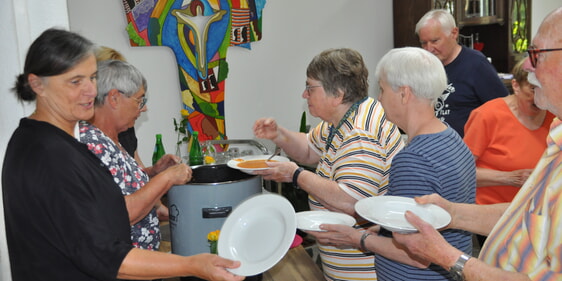 Großen Zulauf hat der monatliche Suppentag im Sozialzentrum „lebensfroh – Kirche im Laden“ der Bezirksgemeinde Attendorn. (Fotos: Ernst)