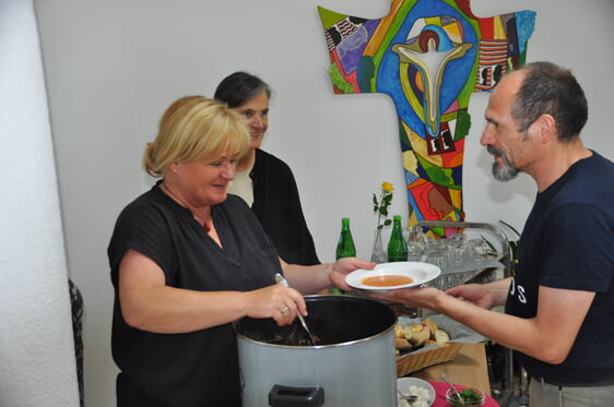 Auch Anne Jahn (vorne) und Heike Schäfer lassen es sich nicht nehmen Suppe auszuteilen. (Fotos: Ernst)