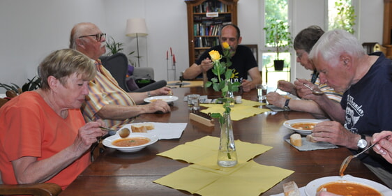 Die Teilnehmerinnen und Teilnehmer des Stammtisches des wöchentlichen Waffel-Cafés lassen sich die Suppe schmecken. (Fotos: Ernst)