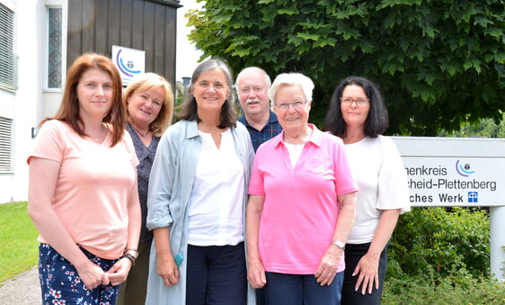 Melanie Seibt, Ralf Kronfeld, Helga Zimmer und Viktoria Yekimova trafen sich zur Gesprächsrunde mit Anne Jahn und Heike Schaefer von der Freiwilligenzentrale Plettenberg. Foto: Wolfgang Teipel