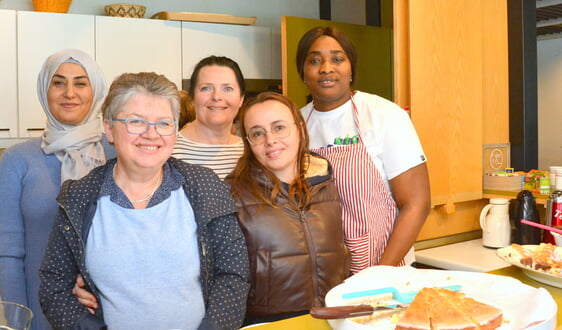 Viktoria Yekimova (Mitte) gehört zum Freiwilligen-Team des Frauencafés. Foto: Wolfgang Teipel