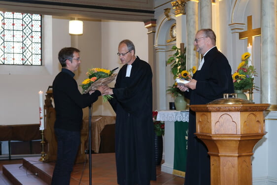 Superintendent Dr. Christof Grote (r.) und Pfarrer Jürgen Jerosch entpflichteten Kantor Dmitri Grigoriev (l.), der sich ab Oktober neuen kirchenmusikalischen Aufgaben widmet (Foto: Görlitzer)