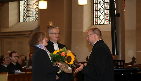 Superintendent Dr. Christof Grote (r.) bedankt sich bei Holger Reinhardt und seiner Frau für den jahrzehntelangen Dienst (Foto: Görlitzer)