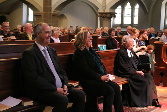 Der FDP-Politiker Jens Holzrichter gehört einem Hauskreis der Christuskirchengemeinde an. Seine Sommerpredigt wurde umrahmt von der Schriftlesung von Ute Leitner und Pfarrerin i.R. Bärbel Wilde (vorder Reihe, von links) mit der Liturgie (Foto: Görlitzer)