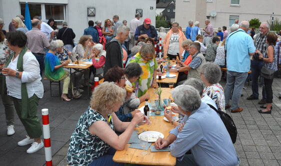 Über 200 ehemalige und aktuelle Mitarbeiterinnen und Mitarbeiter der Freiwilligenzentrale kamen zur Jubiläumsveranstaltung. Foto: Wolfgang Teipel