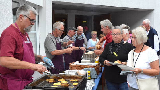 Reibeplätzchen und Würstchen vom Grill waren beim geselligen Teil der Veranstaltung der Renner. Foto: Wolfgang Teipel