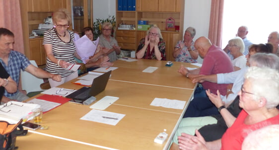 Seine Tätigkeit im Sinn von Kirche und gemeindlichen Gruppen in bewährter Weise fortsetzen kann der Förderverein „Die Kirche im Dorf lassen“ in Rönsahl. Das war einstimmig Konsens bei der gut besuchten Mitgliederversammlung, bei der es um die Ausrichtung des Vereins ging (Foto: Crummenerl)