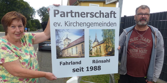 Sinnvolle Umgestaltung der an den Ortseingängen Rönsahls an der Hauptstraße stehenden kirchlichen Hinweisschilder auf die Gottesdienste. Anstelle des bisherigen überholten Inhalts weisen jetzt aussagekräftige Bilder auf eine lebendige Partnerschaft zwischen den beiden evangelischen Kirchengemeinden in Rönsahl und Potsdam/Fahrland hin (Foto: Crummenerl)