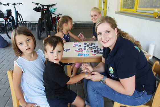 Der Kindergarten sorgte beim Gemeindefest für Spiel und Spaß der kleinen Besucher - unter anderem mit Glitzertattoos (Foto: Salzmann)