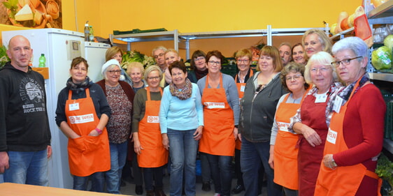 Diese Frauen und Männer vom Team der Plettenberger Tafel gehören zum großen Team der Freiwilligenzentrale (Foto: Wolfgang Teipel)