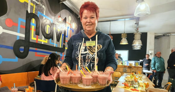 „Sprungbrett“-Leiterin Petra Becker servierte am ersten Abend im „Navi“ leckere Obst-Smoothies. Foto: Wolfgang Teipel