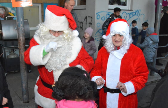 Beim Weihnachtsmarkt auf dem Eschen gab's den Weihnachtsmann gleich im Doppelpack. Foto: Wolfgang Teipel