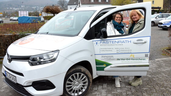 Tatjana Cordt und Anne Jahn mit dem neuen Fahrzeug: Die beiden Koordinatorinnen des Projekts "Wohl zu Hause" danken allen Sponsoren. Foto: Wolfgang Teipel