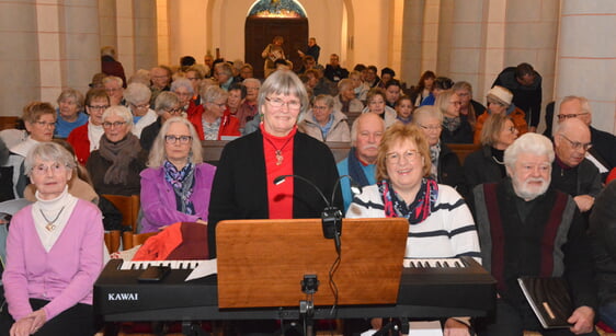 Die Besucherinnen und Besucher sangen Weihnachtslieder zusammen mit dem Madrigalchor unter der Leitung von Astrid Höller-Hewitt. Foto: Wolfgang Teipel