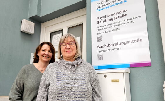 Dagmar Schröder und Gabi Partmann helfen mit ihrer Informations- und Motivationsgruppe abhängigen Menschen dauerhaft dem Teufelskreis der Sucht zu entkommen. - Foto: Wolfgang Teipel