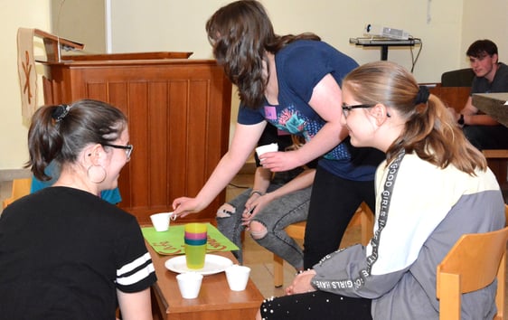 Die kleine Szene im Altarraum der Martin-Luther-Kirche verdeutlichte: Im Generationencafé wird aus Einsamkeit Gemeinschaft. Foto: Wolfgang Teipel