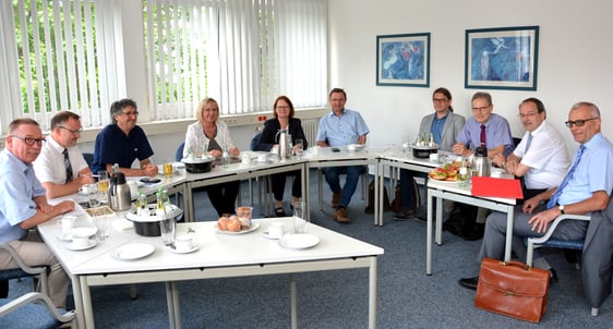 Die Geschäftsführer der freien Wohlfahrtsverbände aus der Region trafen sich mit Vertretern des Märkischen Kreises in großer Runde zum Gedankenautausch. Foto: Wolfgang Teipel