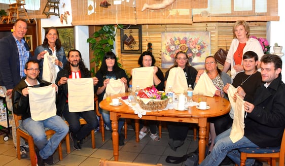 Das Team der Möbelbörse hat am 14. August 1000 umweltfreundliche Stoffbeutel an die Plettenberger Tafel übergeben. Foto: Wolfgang Teipel