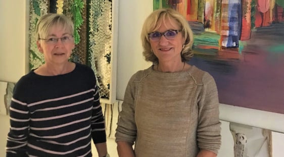 Renate Stoll (r.) und Birgitt Kühn zeigen ab 19. September im „lebensfroh. Kirche im Laden“ eine Auswahl ihrer Bilder. (Foto: privat)