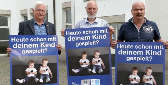 Hans-Peter Kapitain, Ralf Meyer und Michael Schröder (von links) stellen die gemeinsame Plakataktion der Psychologischen Beratungsstelle des Diakonischen Werkes und des Jugendamtes der Stadt Plettenberg vor. Foto: Bernhard Schlütter