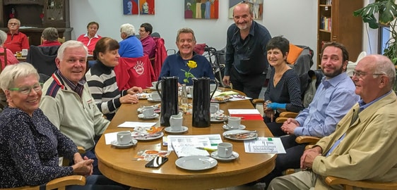 Mitglieder der Agil-Gruppen trafen sich zum Gedankenaustausch im Begegnungs- und Sozialzentrum "lebensfroh.Kirche im Laden". Foto: Agil-Team