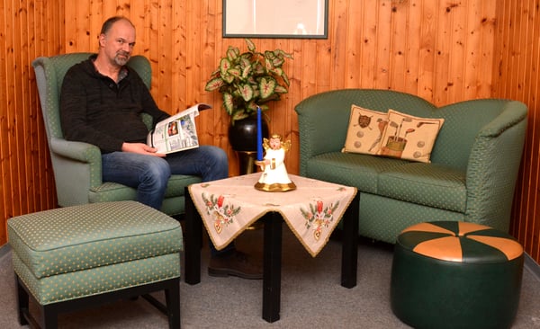 Leiter Carsten Schulz hat sich für eine kleine Pause ein besonders schönes Eckchen in der "Fundgrube" ausgesucht. Foto: Wolfgang Teipel