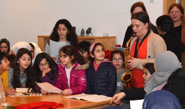 Zusammen mit Dorothee Rahab am Saxophon sangen die Kinder „In der Weihnachtsbäckerei“. Foto: Wolfgang Teipel