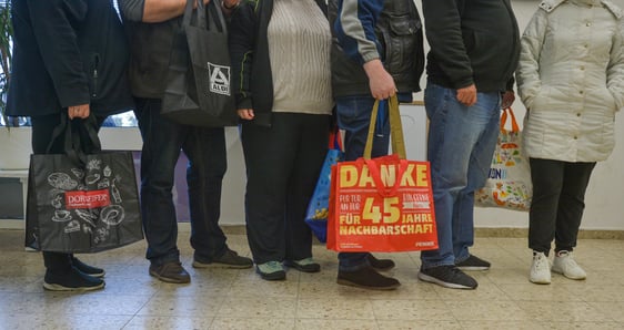 Wartende Bedürftige bei der Attendorner Tafel im „lebensfroh“-Begegnungszentrum. (Foto: Guido Raith)