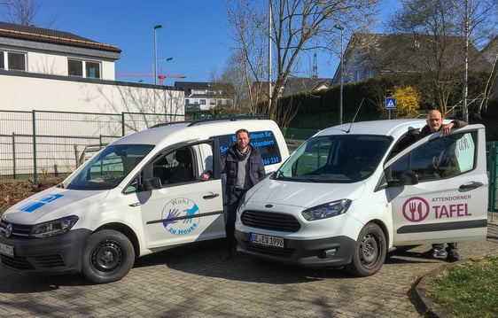 Bernd Herweg vom diakonischen Dienst „Wohl zu Hause“ und Tafel-Fahrer Burkhard Stemmer (v.l.) mit den Wagen, die für die Hilfsaktion fahren. Foto: Guido Raith