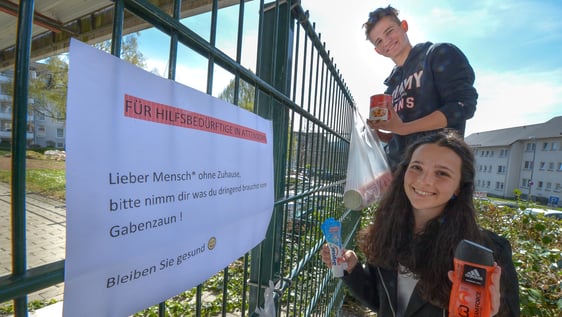 Die ersten Hilfs-Pakete hängen zur Abholung am Attendorner Gabenzaun für Obdachlose. Angebracht wurden sie von den Initiatoren der Aktion: Lara Pappalardo und Noah Block. Foto: Guido Raith