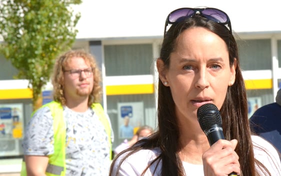 Manuela Mayer hatte die Gedenkststunde auf dem Rathausplatz organisiert. Foto: Wolfgang Teipel