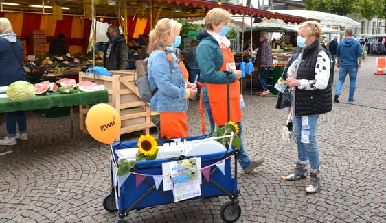 Susanne Vollmer und Anne Jahn zogen über den Wochenmarkt. Foto: dw/Wolfgang Teipel