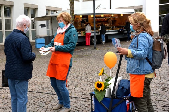 Susanne Vollmer und Anne Jahn kamen mit zahlreichen Passantinnen und Passanten ins Gespräch. Foto: dw/Wolfgang Teipel