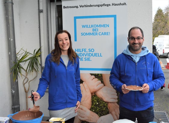 Melanie König-Leffin und Noredin Sommer von Sommer Care versorgten Tafelgäste und das Team mit Waffeln. (Foto: Wolfgang Teipel/dw)