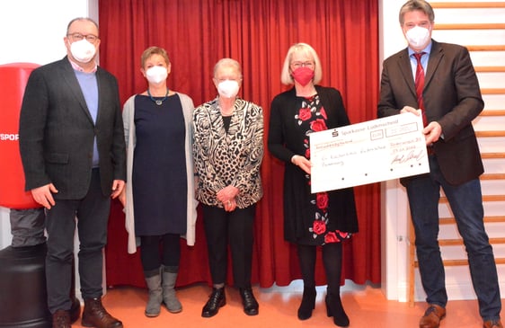 Dr. Christof Grote, Rendel Simon, Ingrid vom Hofe, Iris Jänicke und Dr. Axel Eberl bei der Spendenübergabe in der Beratungsstelle. (Foto: Wolfgang Teipel/dw)