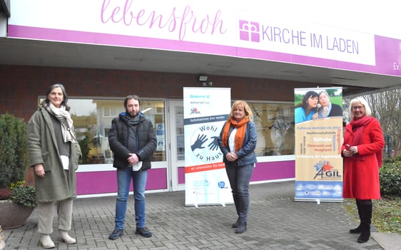 Treffen am Sozial- und Begegnungszentrum „Lebensfroh“ in Attendorn: Heike Schaefer (Freiwilligenzentrale Plettenberg), Bernd Herweg („Wohl zu Hause“ Attendorn), Anne Jahn (AGIL-Seniorenbüro) und Iris Jänicke (Geschäftsführerin Diakonisches Werk). (Foto: Wolfgang Teipel)