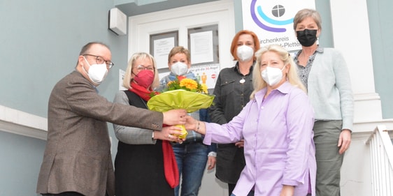 Zum Antrittsbesuch brachten Superintendent Dr. Christof Grote (l.) und Diakonie-Geschäftsführerin Iris Jänicke (2.v.l.) einen großen Blumenstrauß für das Team der Beratungsstelle mit. (Foto: Wolfgang Teipel)