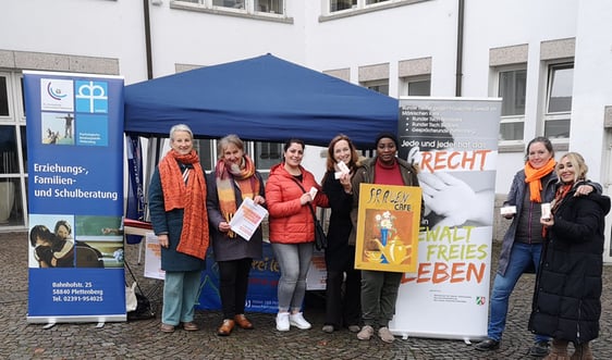 Claudia Petri und Mareike Masuch mit einigen Besucherinnen am Stand auf dem Wochenmarkt.